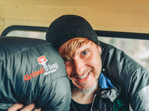 Markus Wiesböck mit einem Grüezi bag Schlafsack